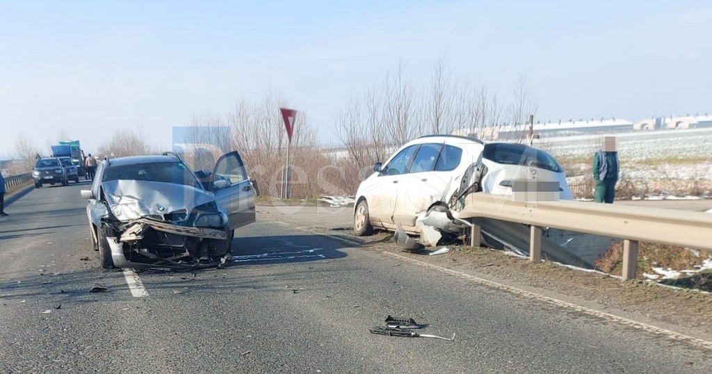 FOTO. Un nou accident în județul Satu Mare. Impact violent între două mașini pe DN19 Satu Mare - Carei