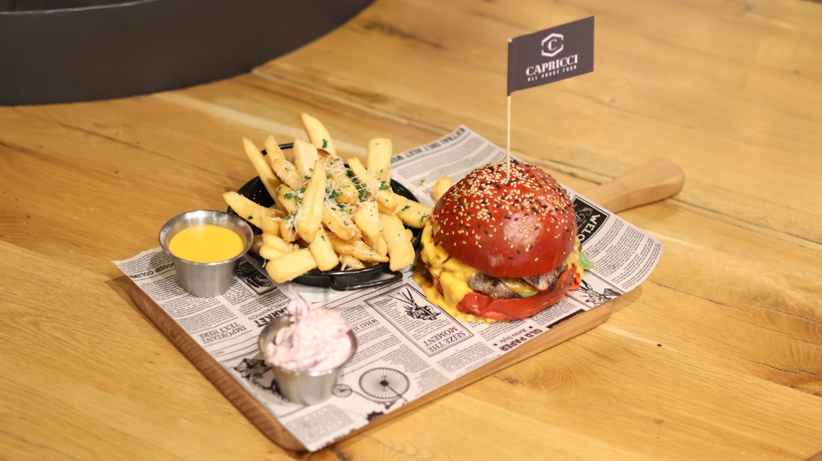 Cheddar Daddy, la Capricci: Un burger exclusivist disponibil doar astăzi!
