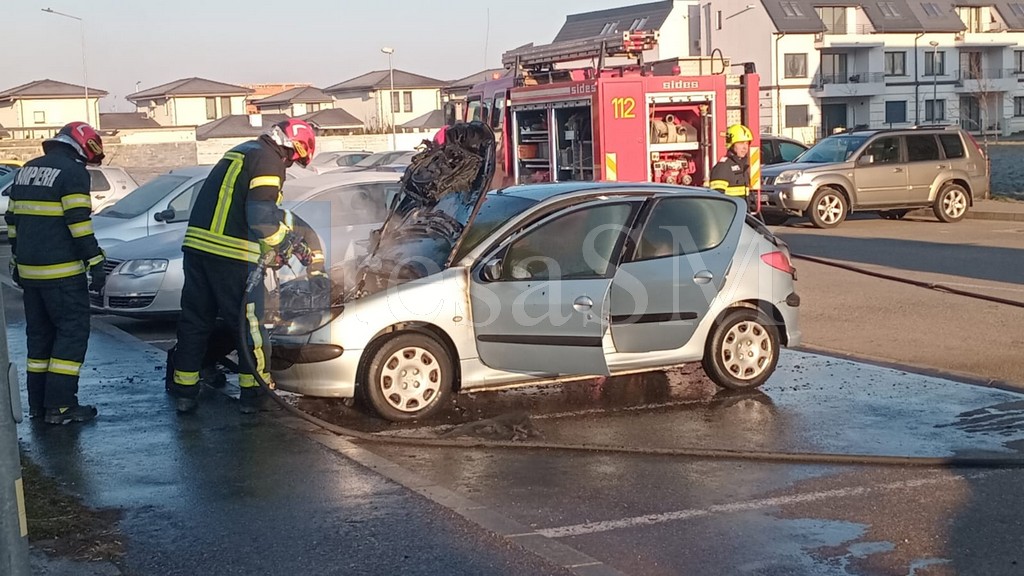 FOTO. Automobil în flăcări în municipiul Satu Mare. Intervin pompierii cu două autospeciale