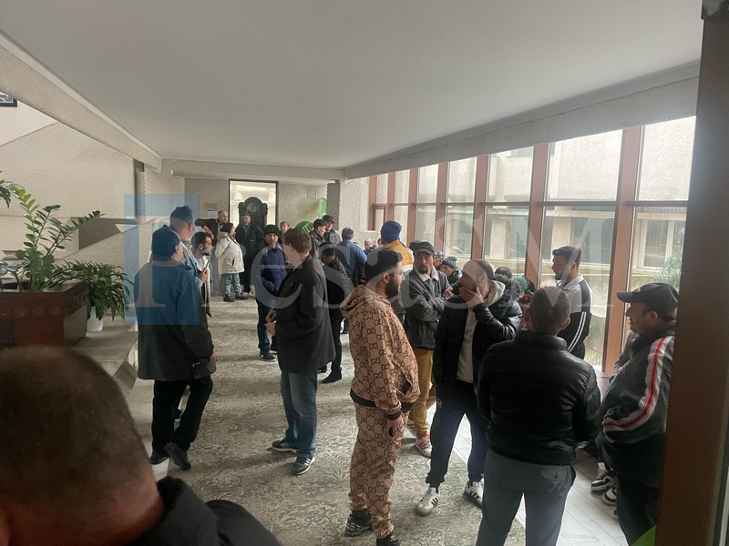 FOTO. Protest la Consiliul Județean Satu Mare. Oamenii, supărați, au ajuns la capătul răbdării