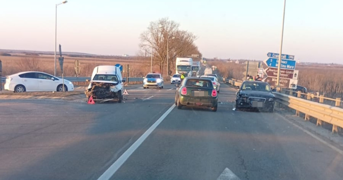 FOTO/VIDEO. Accident frontal pe DN 19 Satu Mare - Carei. Impact între două mașini