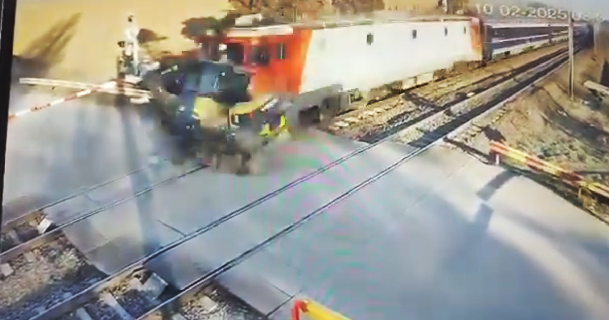 VIDEO. Accident surprins live! Buldoexcavator spulberat de locomotiva unui tren, în această dimineață, în România