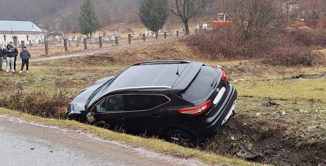 FOTO. Accident mortal provocat de un sofer de 23 de ani. Pieton izbit de mașină lângă cimitir