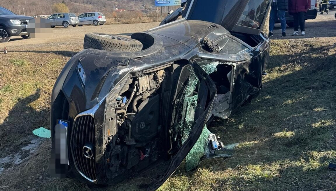 FOTO. Accident cu trei victime! O mașină s-a răsturnat pe Drumul Național 1C Satu Mare - Baia Mare