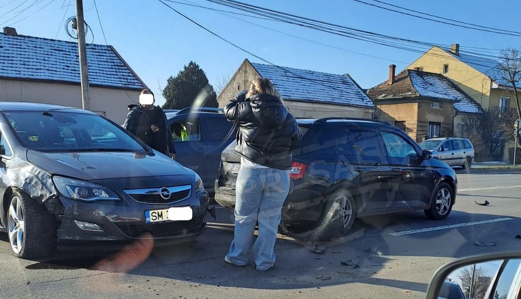 FOTO. Accident pe Drumul Careiului din Satu Mare, implicat un șofer începător. Trafic îngreunat din cauza neacordării de prioritate