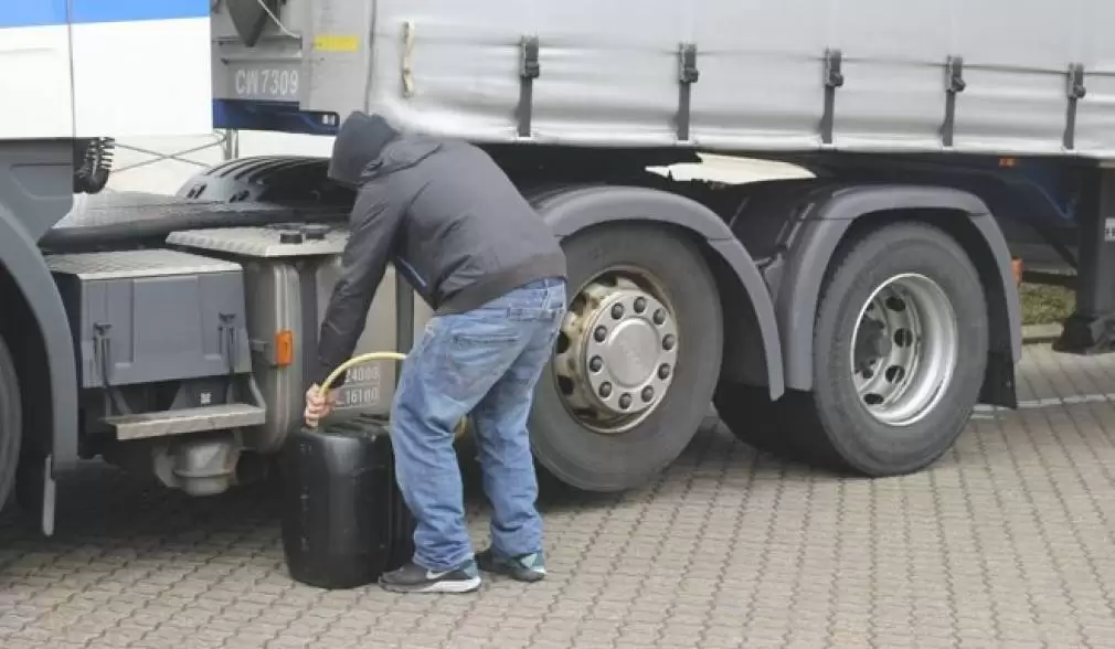 Pățania unui șofer care și-a lăsat TIR-ul într-o benzinărie abandonată din județul Satu Mare