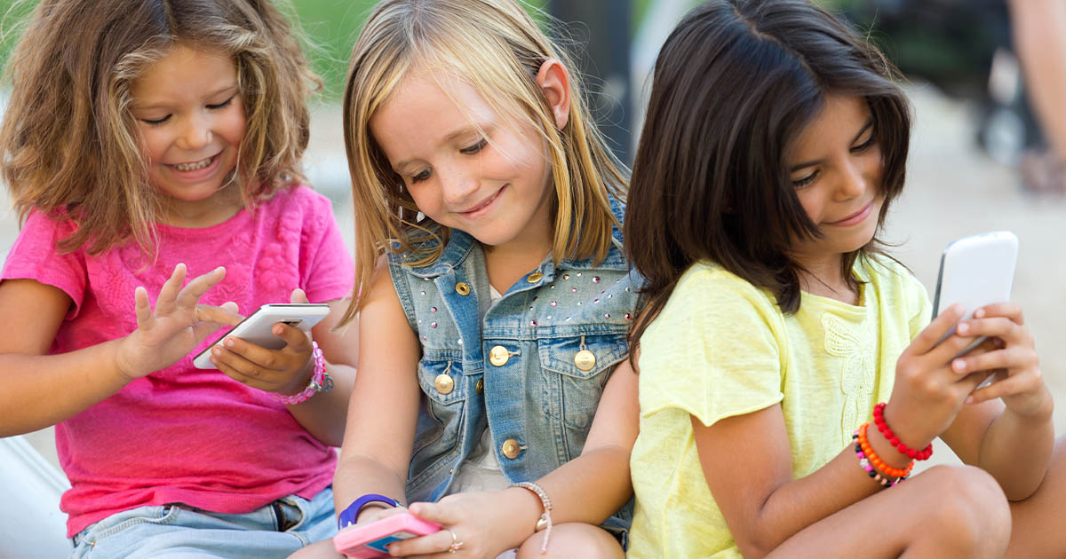 Studiu Google: În medie, la ce vârstă primesc copiii de la noi primul smartphone. Cât stau pe net și care sunt cele mai utilizate aplicații