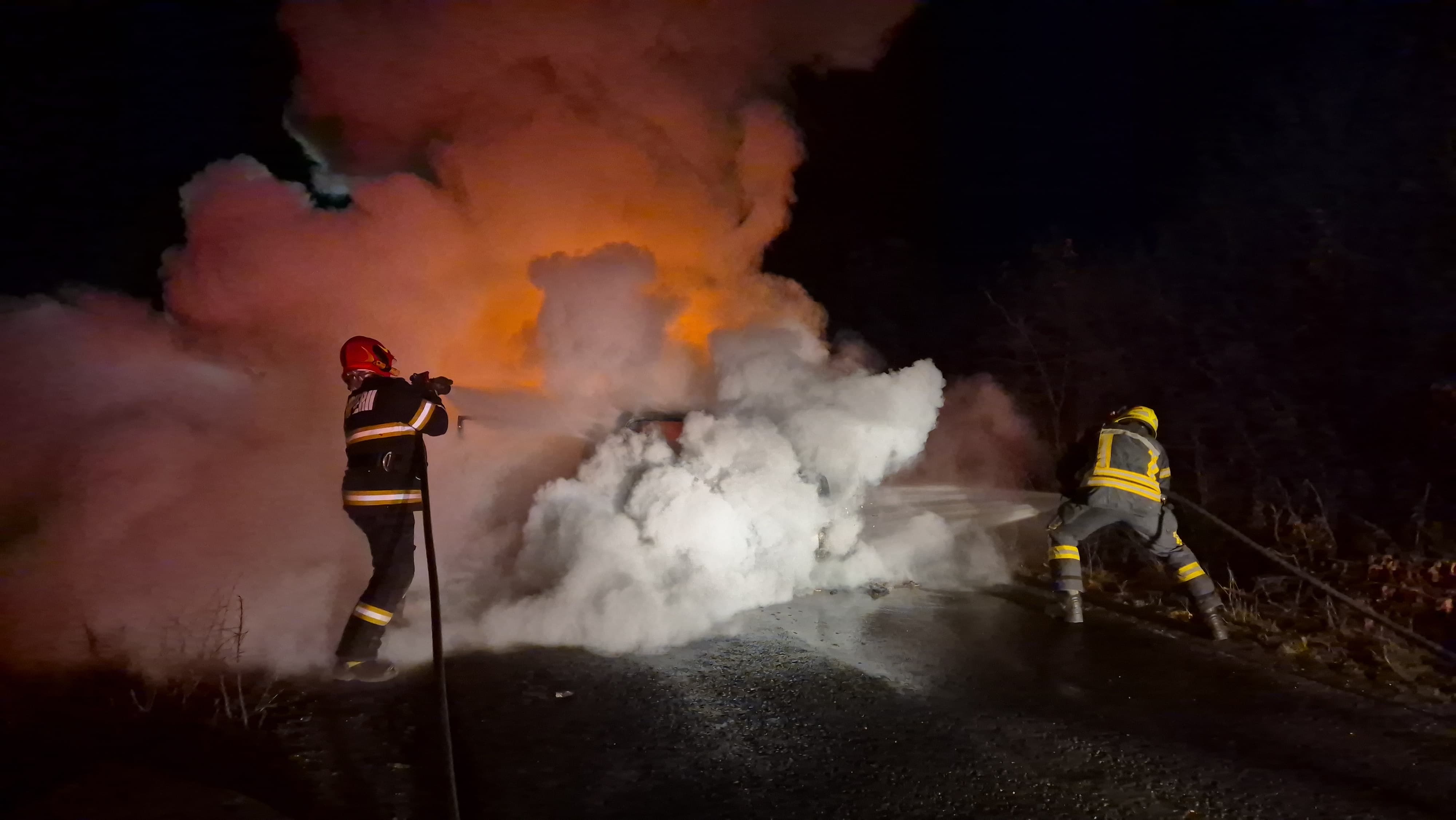 FOTO/VIDEO. Autoturism cuprins de flăcări, în județul Satu Mare. Circulație blocată. Intervin pompierii