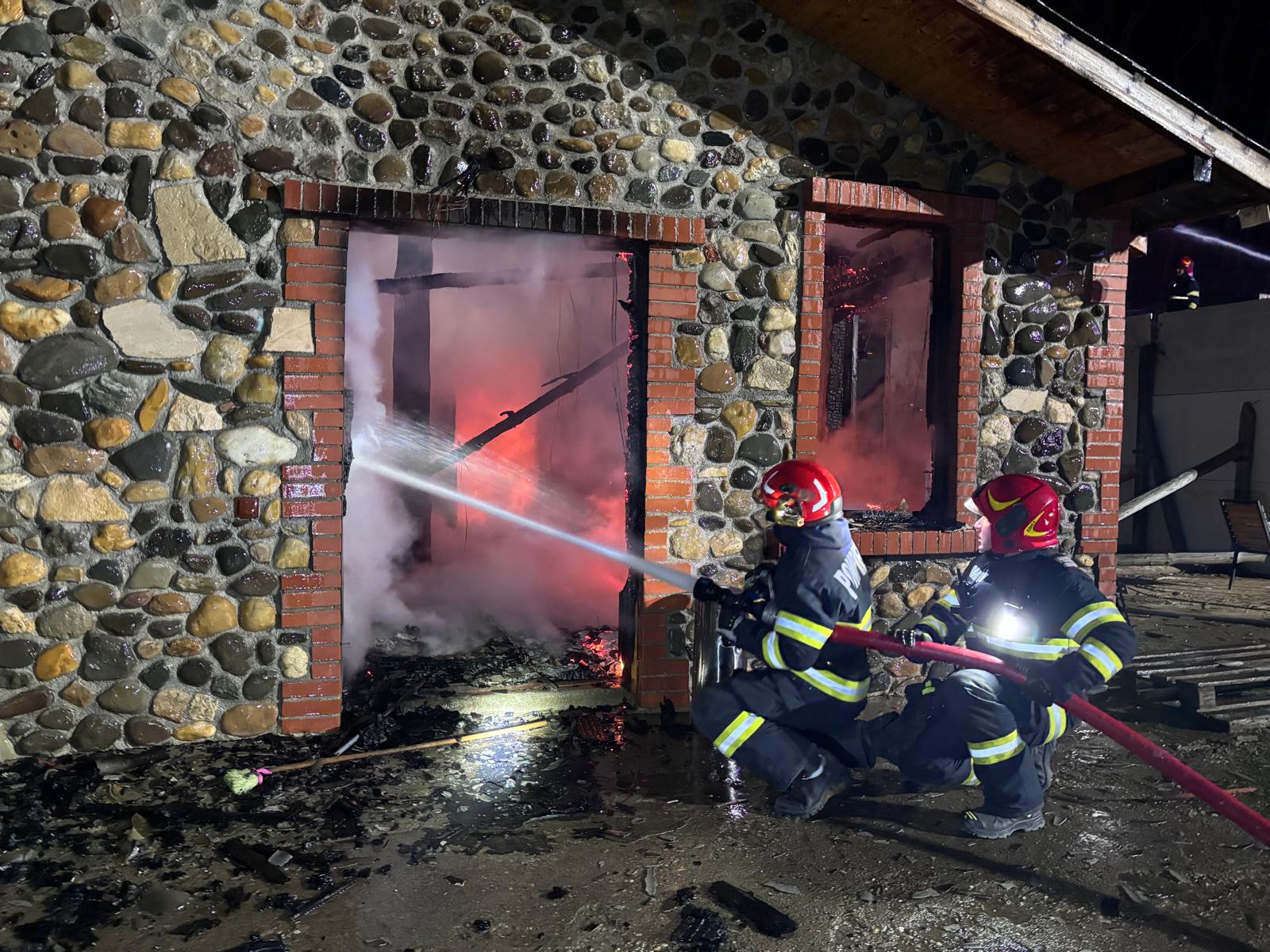 FOTO/VIDEO. Cabană cuprinsă de flăcări în județul Satu Mare. Pericol de explozie din cauza a două butelii. De la ce a pornit focul