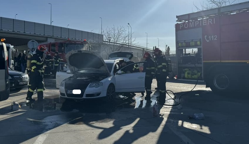 FOTO. Incendiu cu degajări mari de fum la un Volkswagen înmatriculat în Satu Mare. Pompierii au limitat pagubele