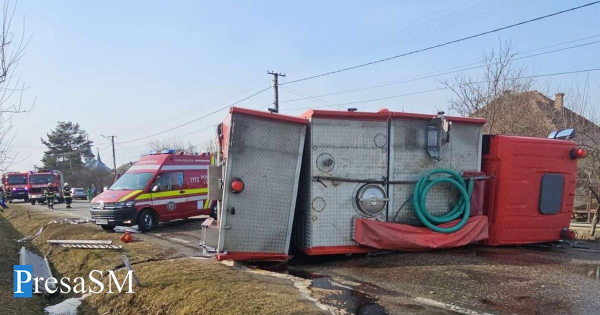 FOTO/VIDEO. Pompierii s-au răsturnat cu autospeciala. Au intrat pe sensul opus de mers, lovind o altă mașină
