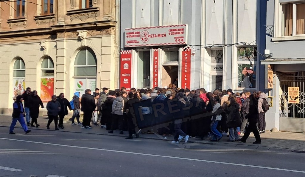 FOTO. Haos pe strada Cuza Vodă din Satu Mare: Oamenii s-au înghesuit pentru pizza gratuită
