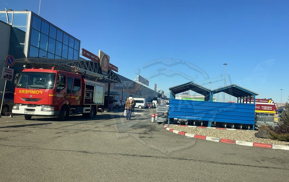 FOTO. Pompierii, SMURD și Poliția intervin la Auchan/Metro, în municipiul Satu Mare