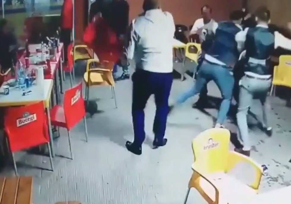 Bătaie pe terasa unui bar din Satu Mare. Barman bătut fiindcă a refuzat să mai servească clienții