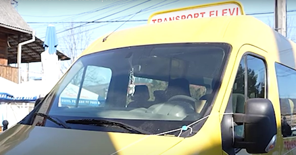 FOTO. Se întâmplă în județul vecin. Microbuz școlar, pus sub sechestru. Copiii merg la școală cum pot. Pădurea localității, vândută din cauza datoriilor