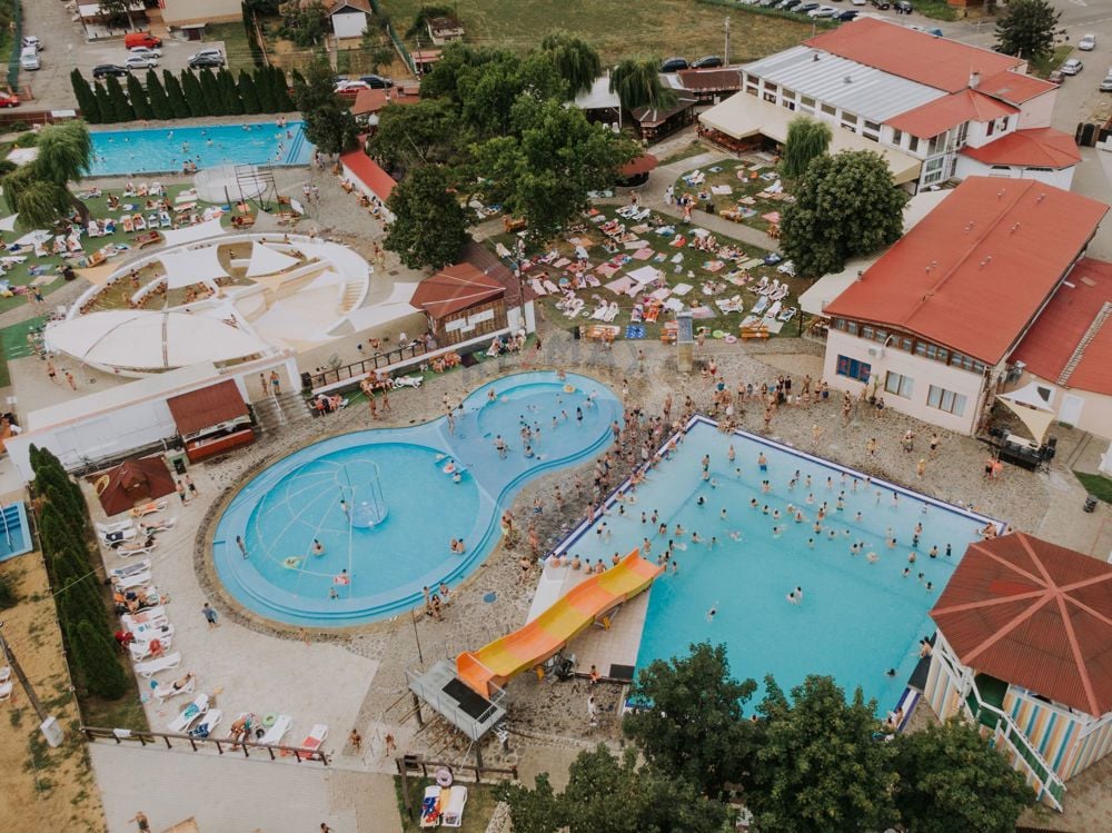 FOTO. Se vinde integral ștrandul din Carei, cu restaurant și club. Prețul, scăzut cu 1 milion euro de proprietar