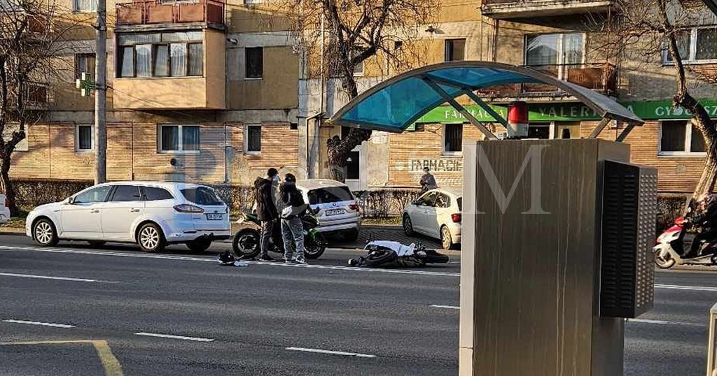 FOTO. Accident rutier pe Drumul Careiului, în municipiul Satu Mare. Impact între un automobil și un motociclist