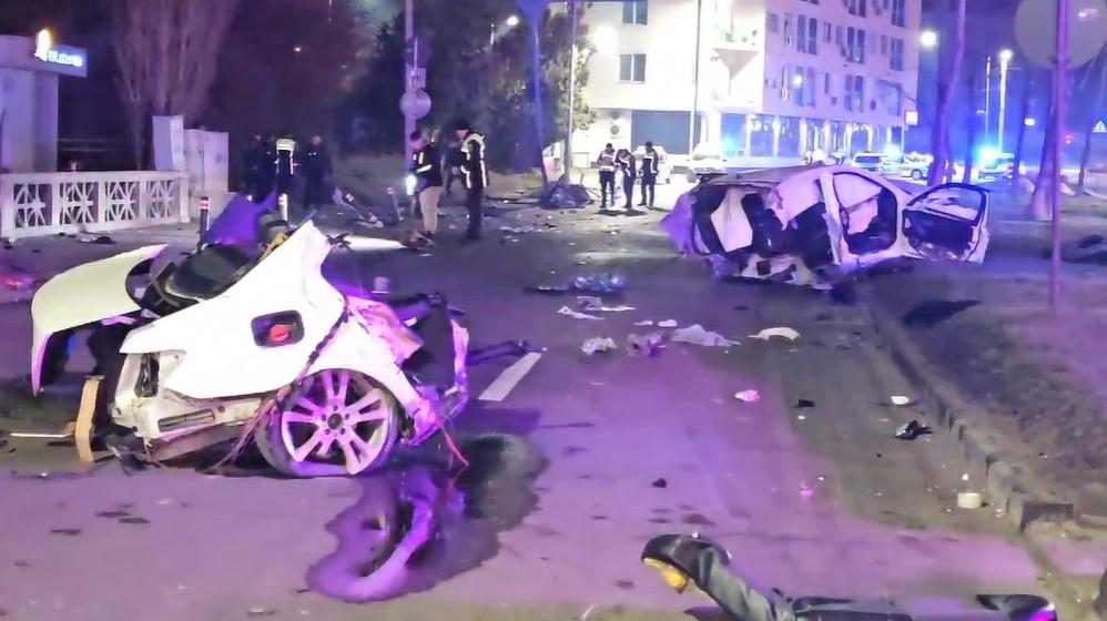 FOTO/VIDEO. Accident cumplit în țară. Mașina pur și simplu s-a rupt în două. Un tânăr a murit, alții trei se luptă pentru viață.