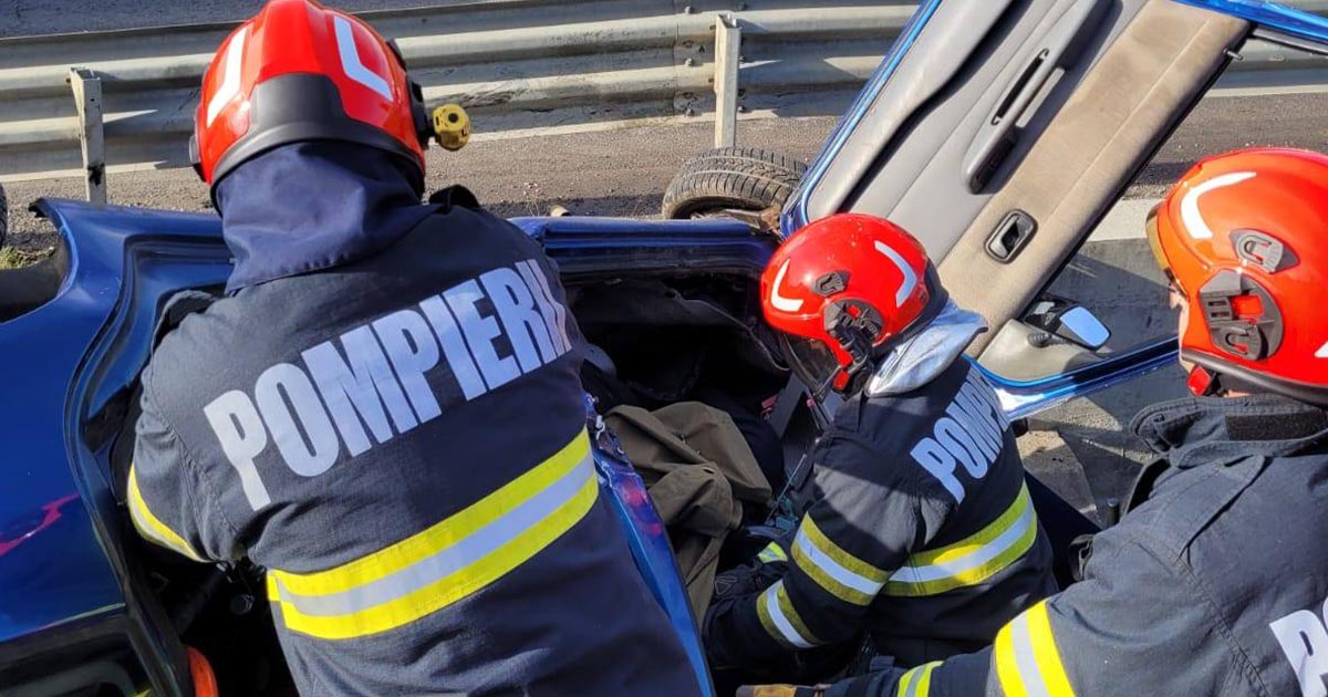 Accident în județul Satu Mare. Două victime, dintre care una încarcerată. Intervin pompierii