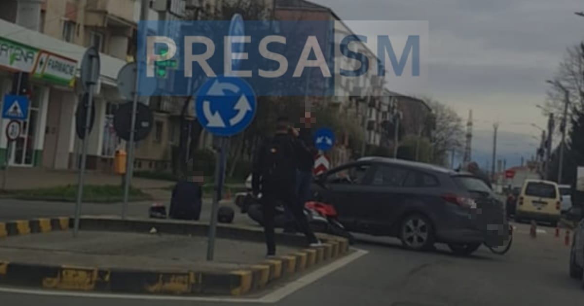 FOTO. Accident între o motocicletă și o mașină în municipiul Satu Mare