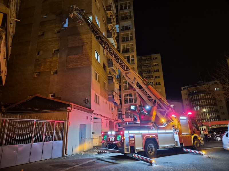 FOTO. Probleme în Satu Mare din cauza vântului. Mașini distruse, acoperișuri smulse de vijelie