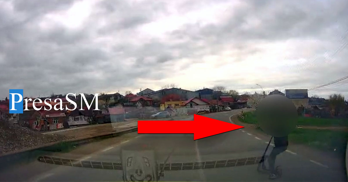VIDEO. TRAGEDIE evitată la milimetru! Copil pe trotinetă la un pas să fie lovit de o mașină în Tășnad