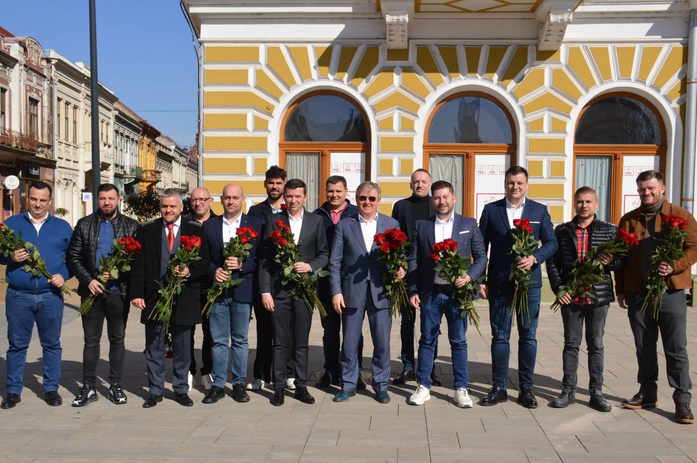 PSD Satu Mare a dăruit flori sătmărencelor de 8 Martie: "Să aveți parte de o zi plină de zâmbete și bucurii"