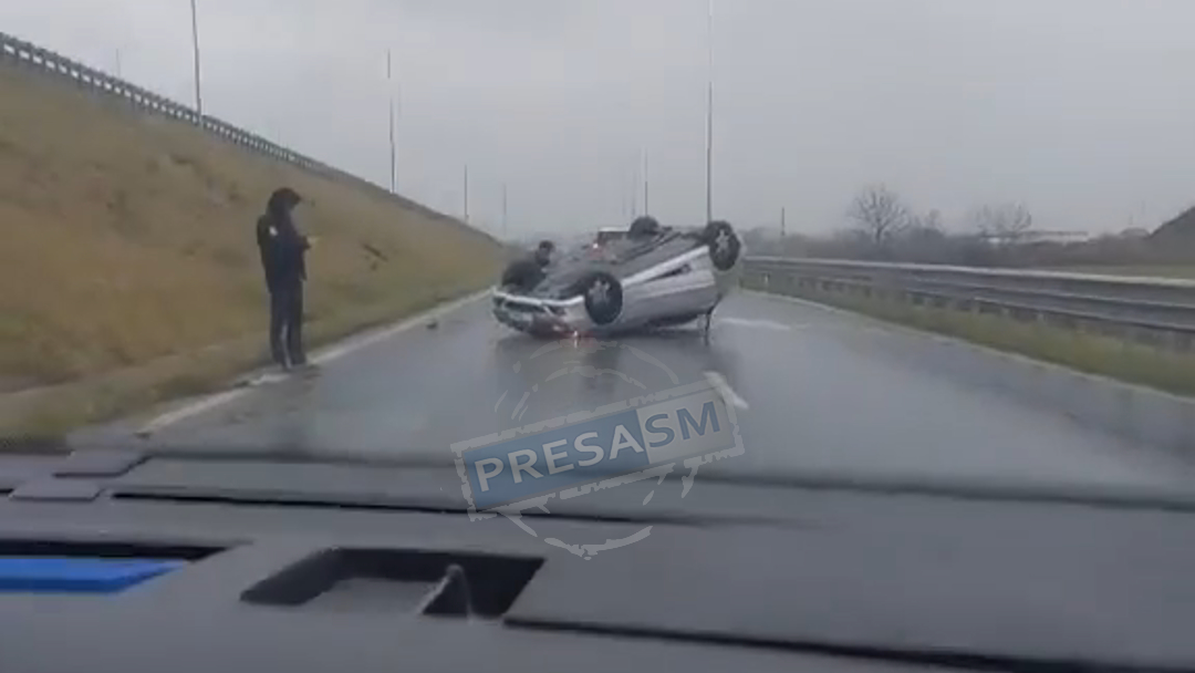 VIDEO. Accident la urcarea pe centura municipiului Satu Mare: mașină răsturnată, trafic blocat parțial