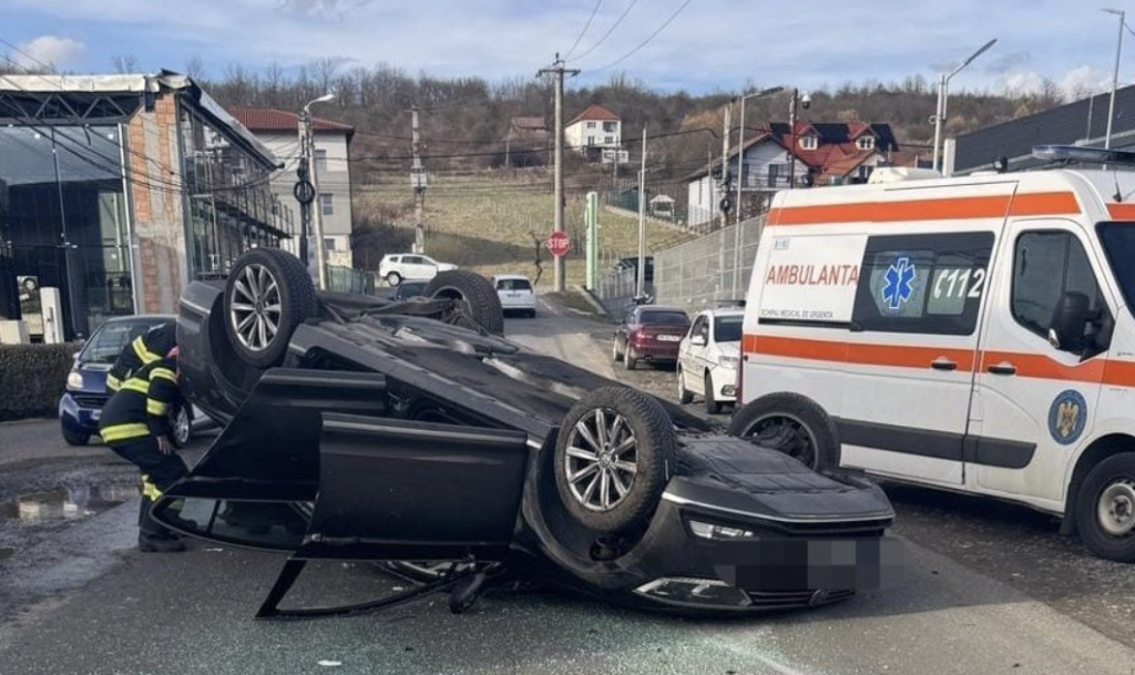 Accident în județul Satu Mare. O mașină răsturnată, alta proiectată într-o casă. Șoferița a ajuns la spital