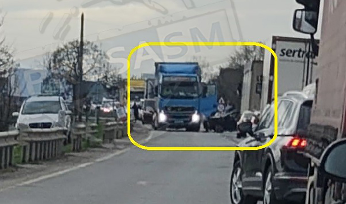 FOTO. Accident între un camion și o mașină, aparent cu victime. Cozi uriașe pe Drumul Careiului