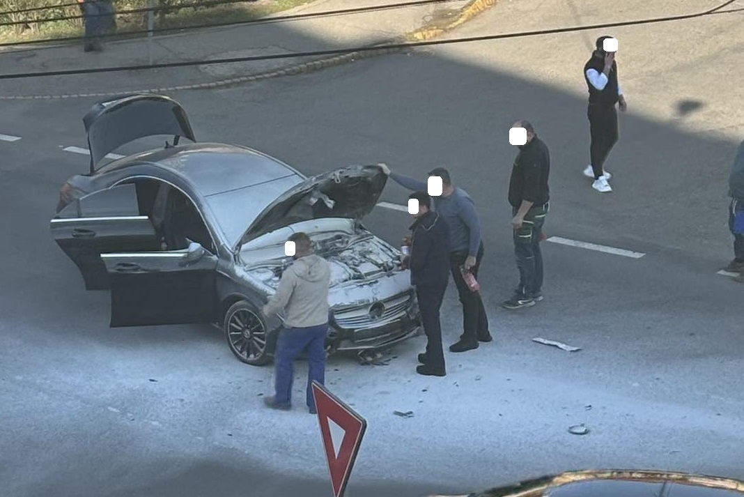 FOTO. O mașină a luat foc în municipiul Satu Mare, după o coliziune cu altă mașină, lângă Finanțe