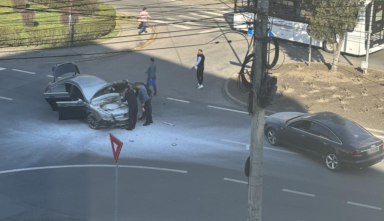 FOTO. Șoferul căruia i-a luat foc mașina după accident, depistat pozitiv. A rămas fără permis