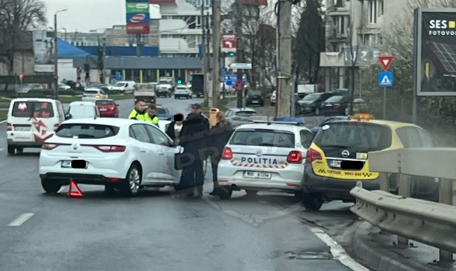 FOTO. Accident pe Podul Decebal. Două mașini implicate, trafic îngreunat. Poliția, la fața locului