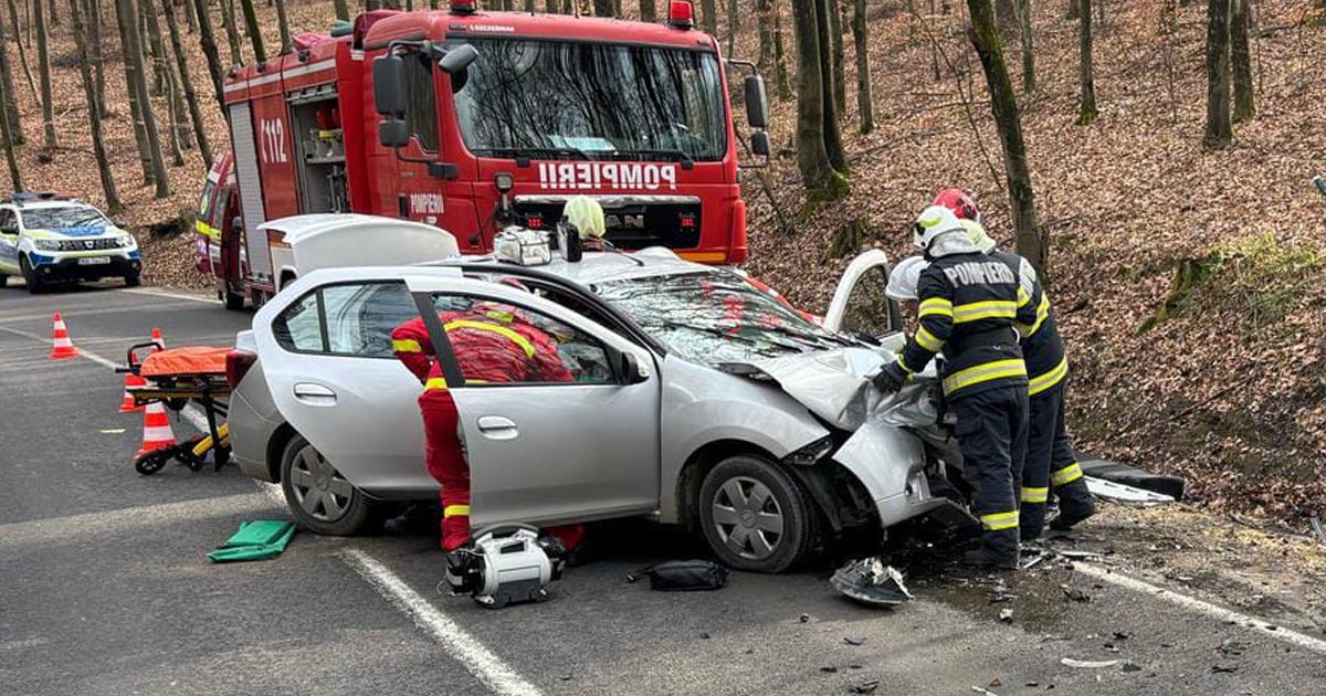 FOTO. Accident frontal cu victime în Oaș. Doi șoferi vârstnici nu au putut evita coliziunea frontală