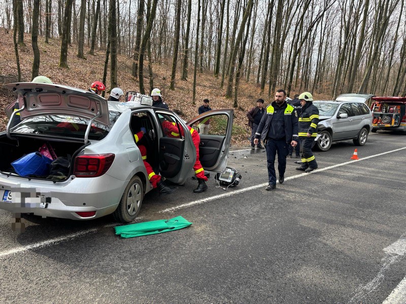 FOTO. Accident frontal în județul Satu Mare. Două victime au rămas încarcerate