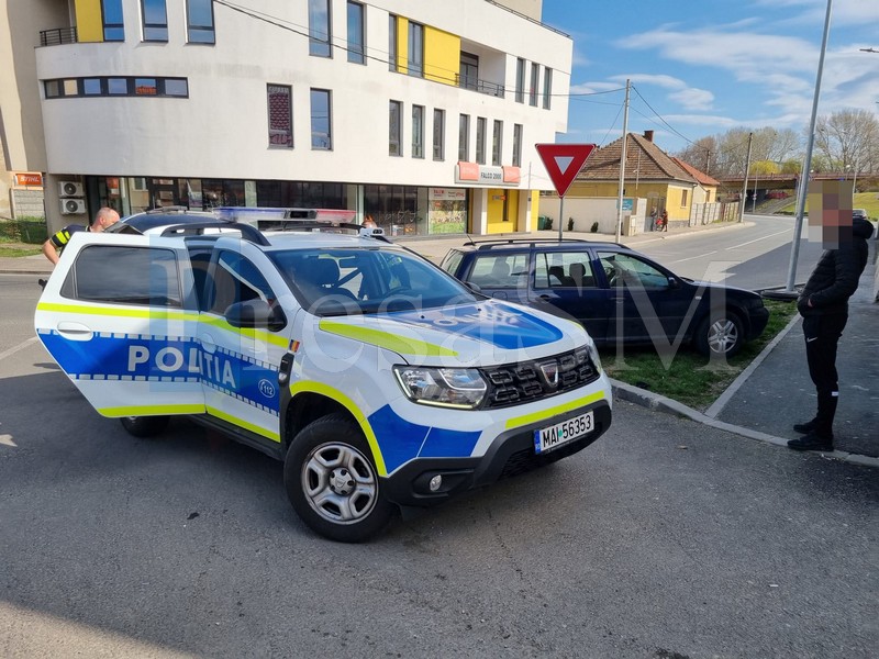 FOTO. Beat la volan, a ratat curba în municipiul Satu Mare. La un pas să intre cu tot în spălătoria auto