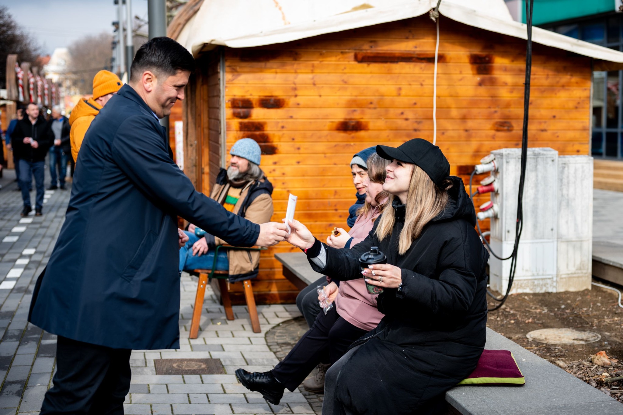 Adrian Cozma și echipa PNL Satu Mare au oferit mărțișoare doamnelor și domnișoarelor cu ocazia zilei de 1 Martie