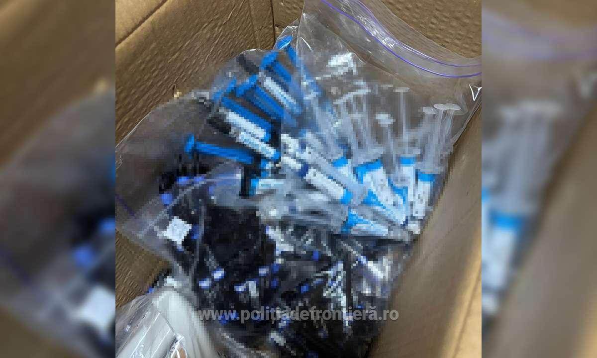 FOTO. Surpriză pentru frontieriștii sătmăreni când i-au verificat bagajele. Au găsit cele 1000 de fiole ascunse