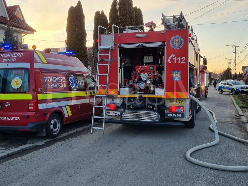 Incendiu la o casă din Satu Mare. Pompierii intervin cu trei autospeciale și un echipaj SMURD
