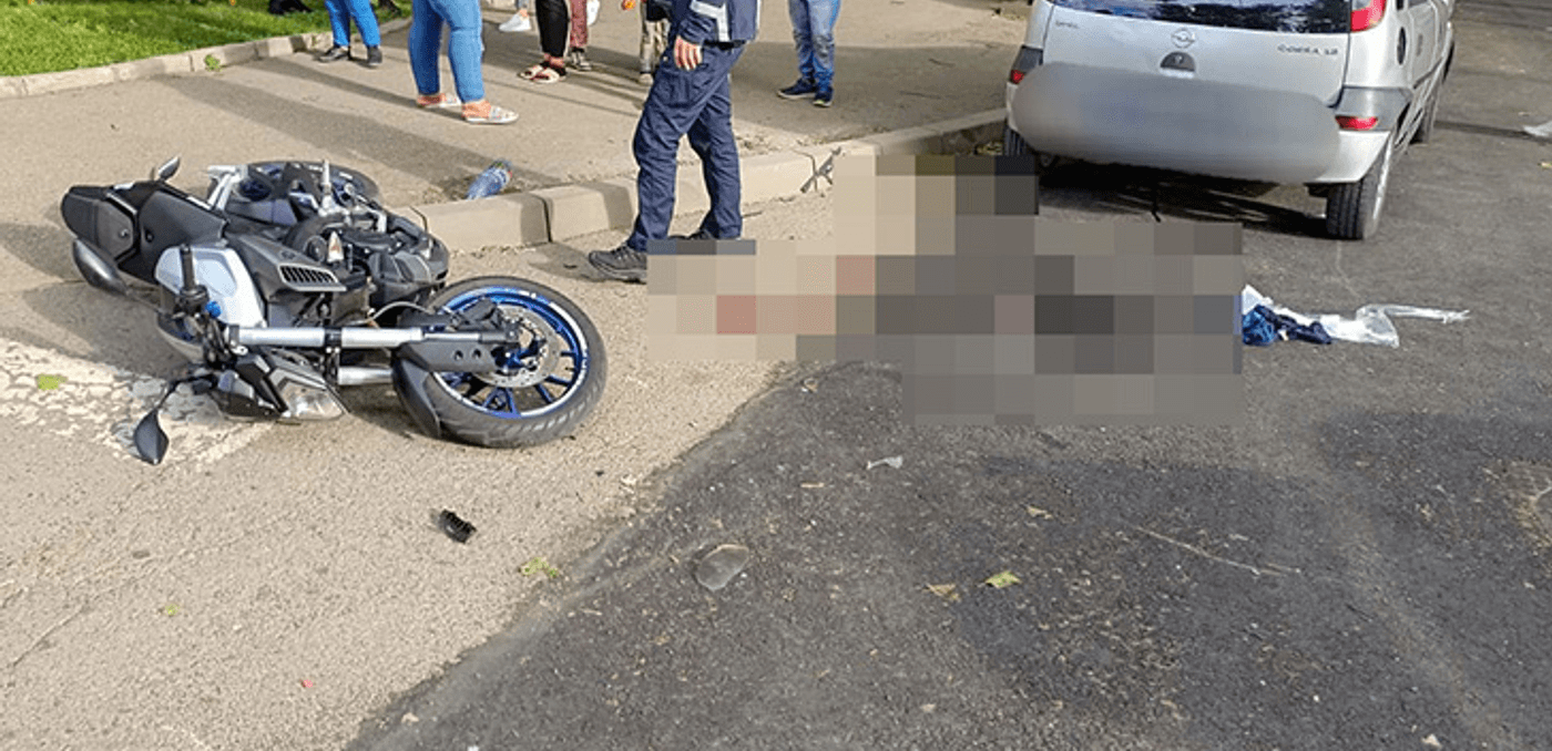 Accident în județul Satu Mare, femeie la spital. Impact între o mașină, condusă de un bunic, și o motocicletă