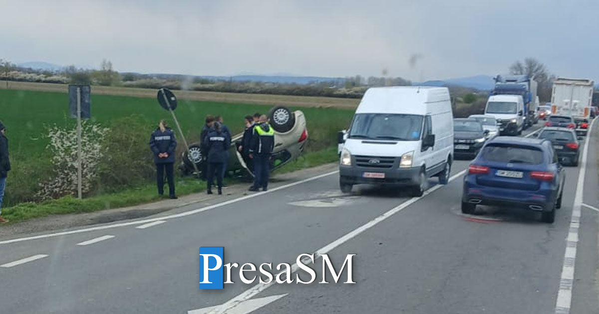 FOTO. Accident în județul Satu Mare. A ajuns cu mașina răsturnată pe marginea drumului