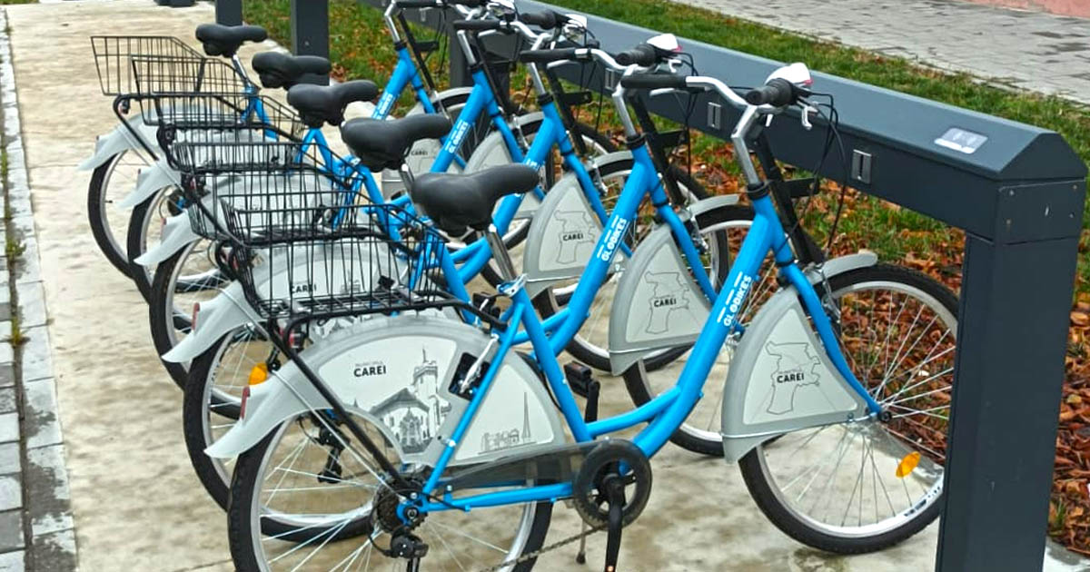 FOTO. Prin Carei, cu bicicleta. Sistemul de bike sharing devine funcțional săptămâna viitoare. Cum arată stațiile și noile biciclete