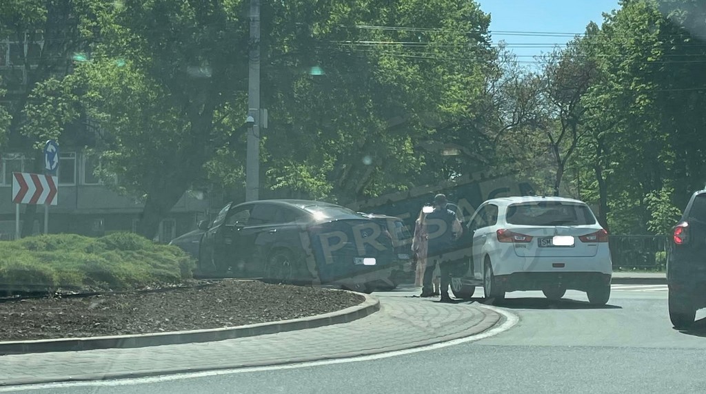 FOTO. Accident între două SUV-uri, pe Drumul Careiului, lângă mall. Eternele negocieri în mijlocul sensului