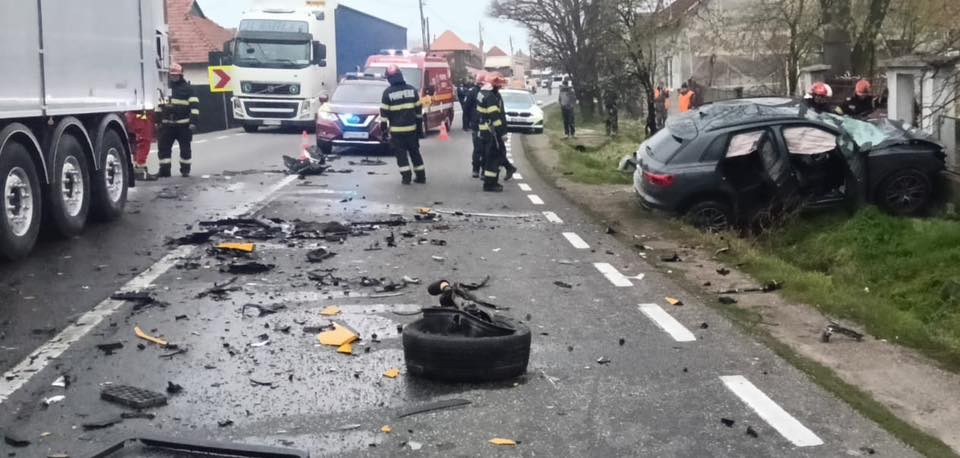 FOTO. Accident grav în județul vecin. Impact între un TIR și un autoturism. O persoană a fost descarcerată