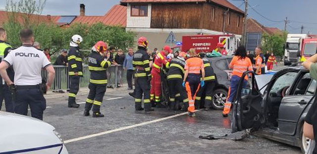 FOTO. Accident grav. Un tânăr în comă. Alte patru persoane, inclusiv un adolescent, rănite