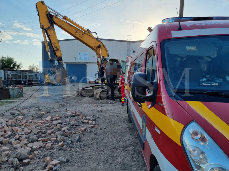 FOTO/VIDEO. Accident de muncă în municipiul Satu Mare. Muncitor rănit grav după dărâmarea unui coș de fum