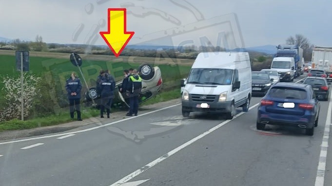 FOTO. BMW cu volan ”dreapta”, pe contrasens, mașină răsturnată în șanț! Astăzi, în județul Satu Mare