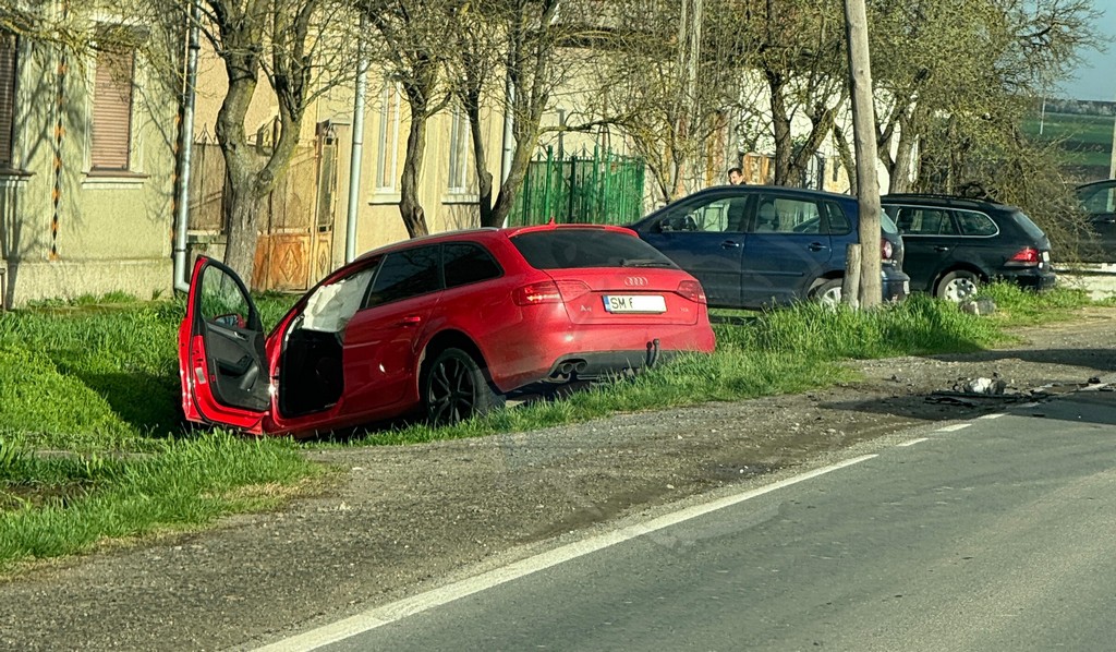 FOTO/VIDEO. Accident în județul Satu Mare. Mașină în șanț, microbuz aproape de stâlp