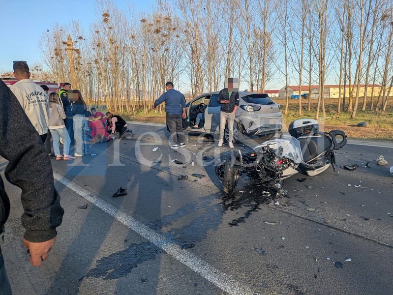 FOTO. Motociclist rănit grav după impactul cu o mașină de Satu Mare. Drum blocat în județul vecin