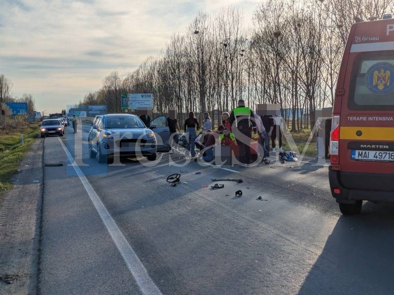 FOTO/VIDEO. Cum s-a petrecut accidentul în care a fost implicată o mașină din Satu Mare. Motociclist rănit grav